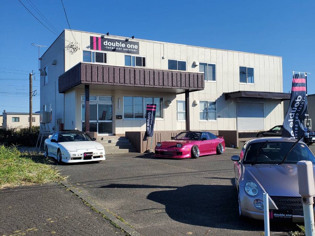 double one 店舗と車両